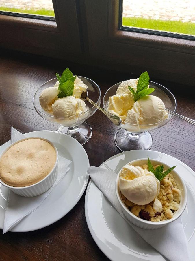 Dwór Karwacz Acomodação com café da manhã Przasnysz Exterior foto